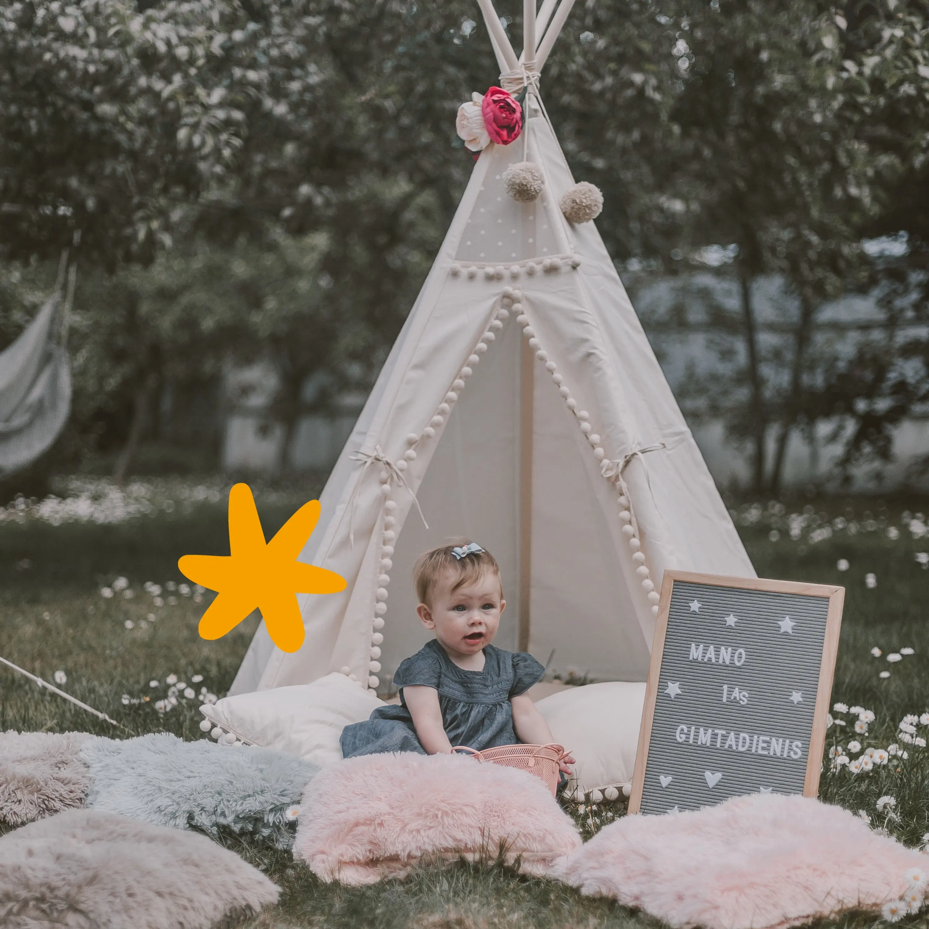 Original Play Tent with Pompoms - Image 3