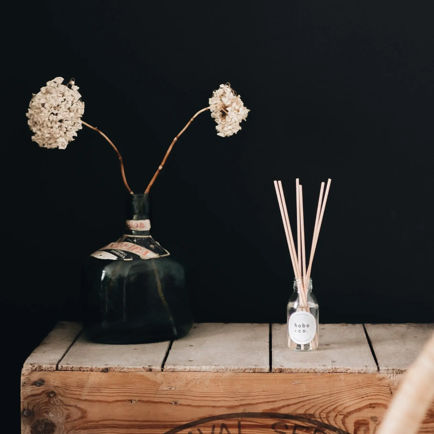 Oakwood and Tobacco Reed Diffuser - Image 3