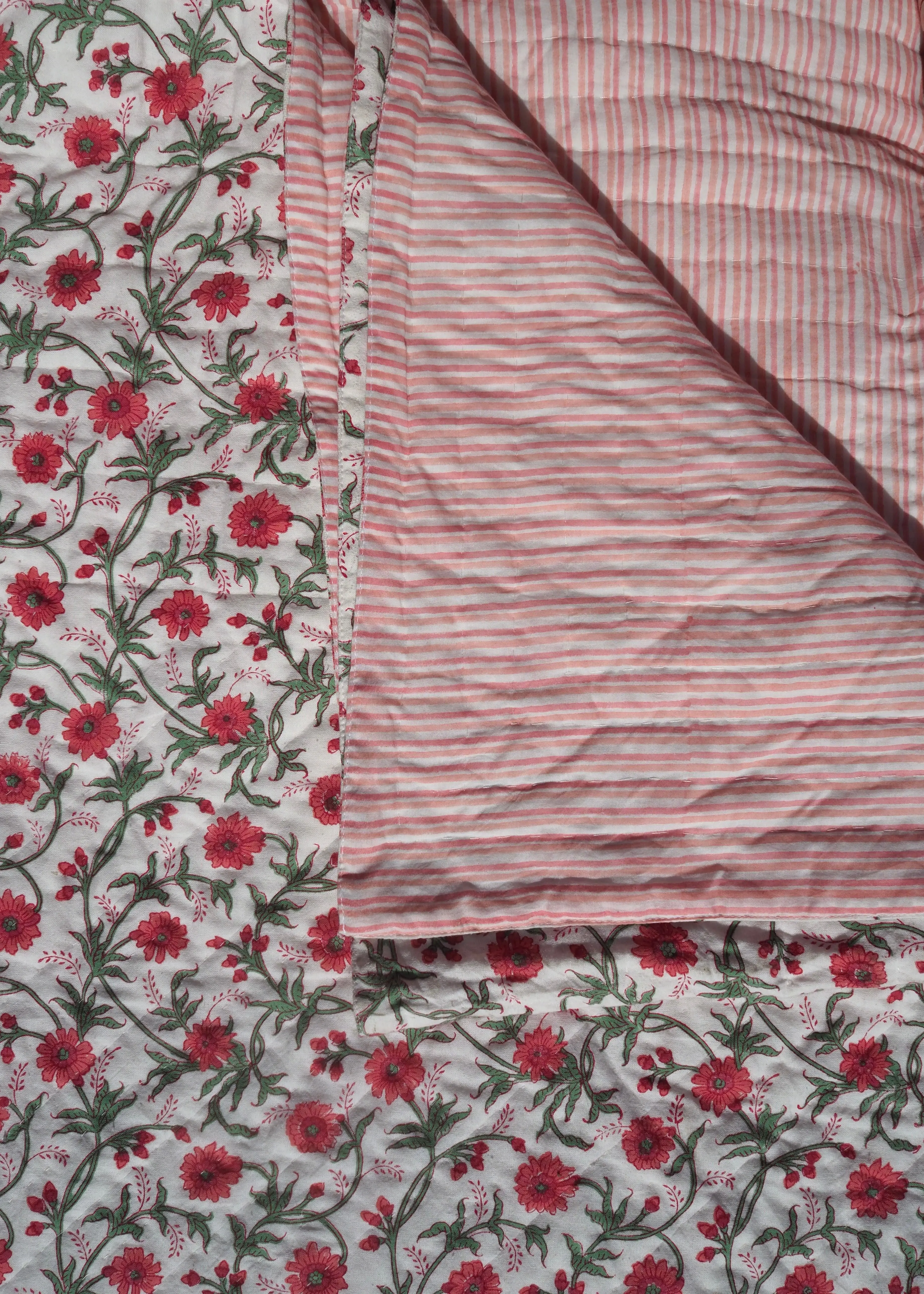 Red Floral Summer Pique Bed Quilt - Image 2