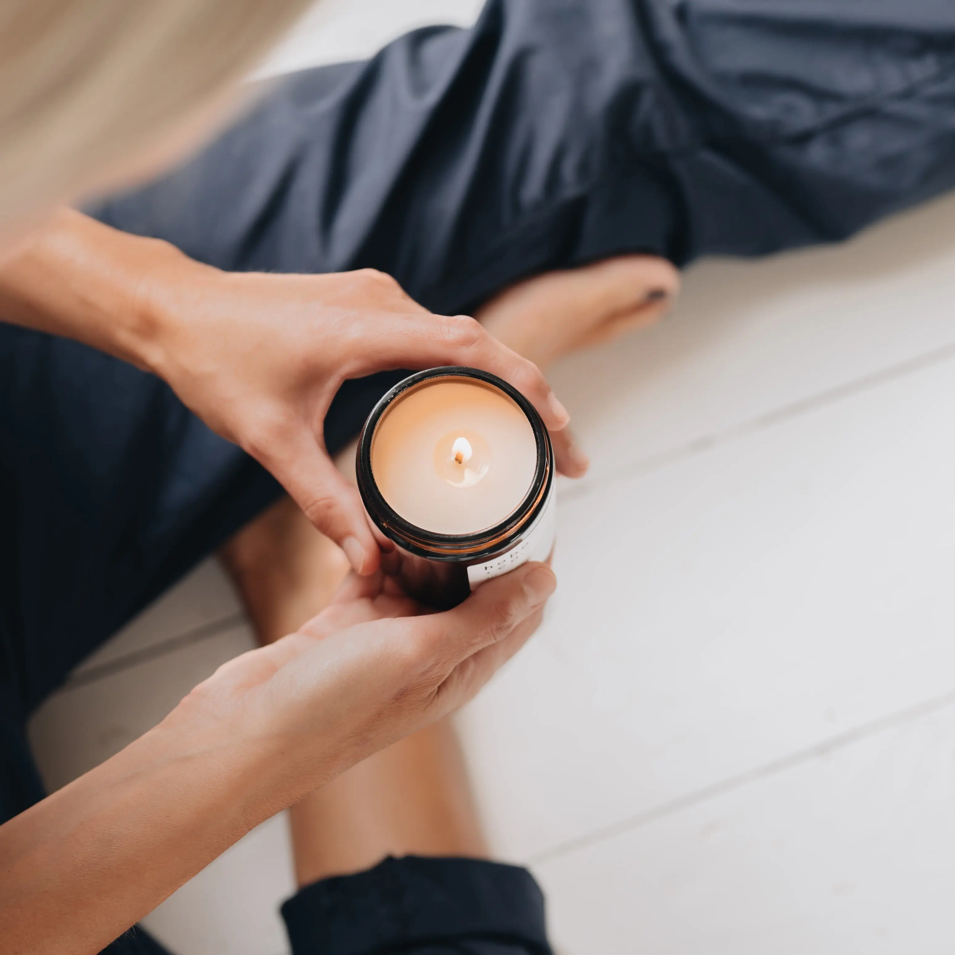 Roam Medium Aromatherapy Essential Oil Scented Soy Candle - Image 3