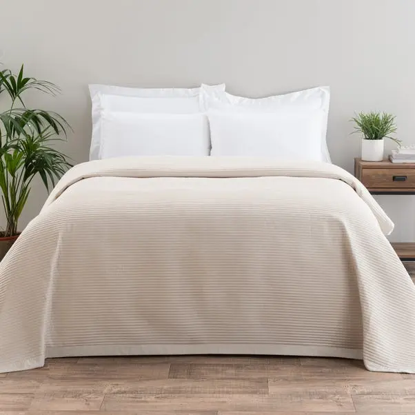 Spencer Pinsonic Bedspread - Image 10